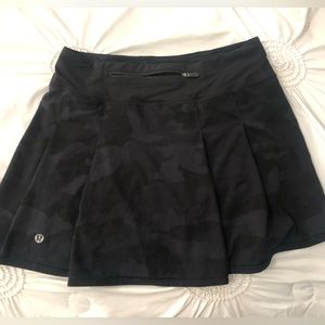 *ONLY WORN A FEW TIMES*  black camo pace rival skirt size 4 tall length